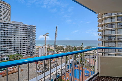 Beachside Views With Pool & Netflix - Accommodation Cairns 6