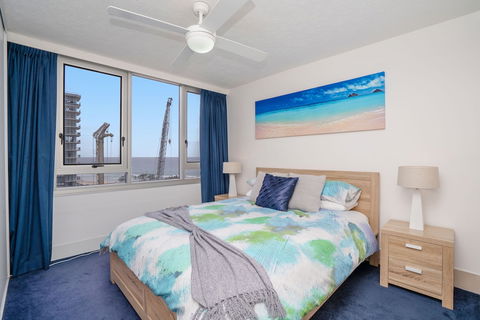 Beachside Views With Pool & Netflix - Accommodation Cairns 4
