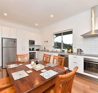Kinloch Cottage renovated to new on Daisy Hill Vineyard - Accommodation Cairns