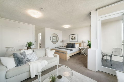 Bright And Sunny Studio Apartment - Accommodation Cairns 3