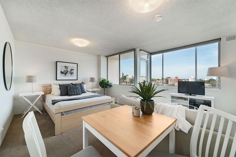 Bright And Sunny Studio Apartment - Accommodation Cairns 1