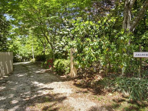 Jalscene - Accommodation Cairns 2