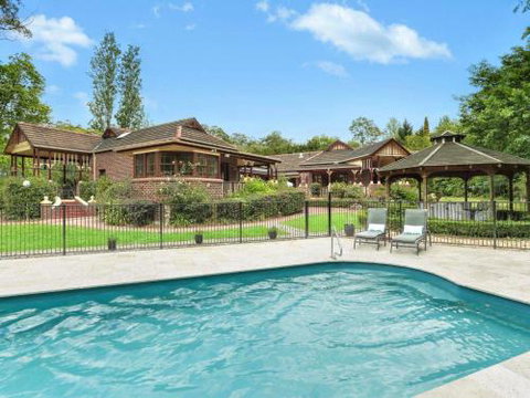 THE ELMS Berry Berry & Surrounds 4pm Check Out Sundays - Accommodation Cairns 0