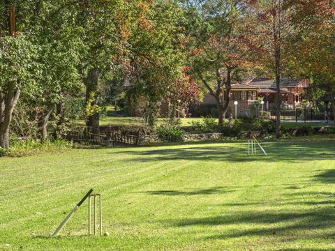 THE ELMS Berry Berry & Surrounds 4pm Check Out Sundays - Accommodation Cairns 5