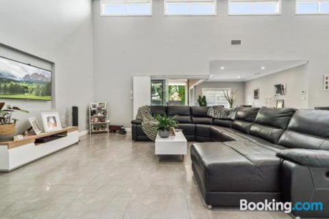 Wentworth Estate 5 Bedroom Luxury Home Sleeps 12 - Accommodation Cairns 3