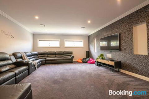 Wentworth Estate 5 Bedroom Luxury Home Sleeps 12 - Accommodation Cairns 0