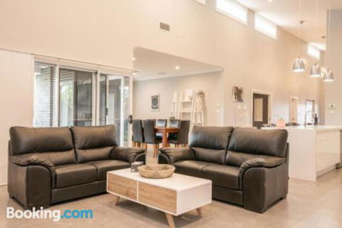 Wentworth Estate 5 Bedroom Luxury Home Sleeps 12 - Accommodation Cairns 4