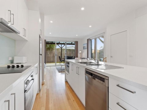 NORMANBY Coastal FREE WIFI & NETFLIX - Accommodation Cairns 4