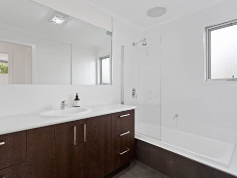 NORMANBY Coastal FREE WIFI & NETFLIX - Accommodation Cairns 6