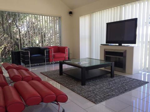 The White House Sandy Point - Accommodation Cairns 3