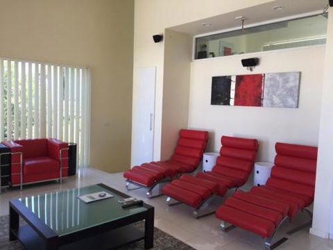 The White House Sandy Point - Accommodation Cairns 5