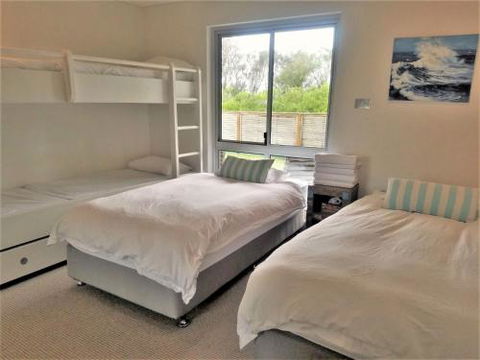 Beachfront Location 28 Mitchell Pde - Accommodation Cairns 2