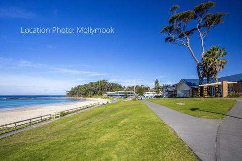 Beachfront Location 28 Mitchell Pde - Accommodation Cairns 1