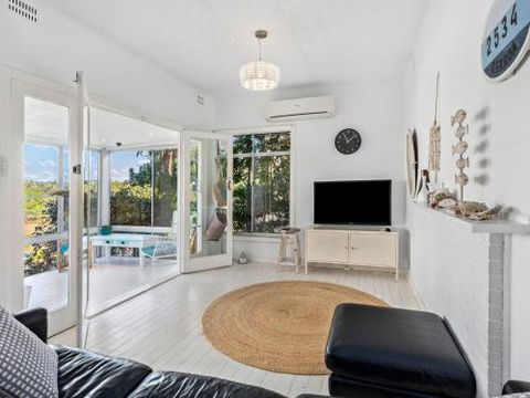 BOMBORA Gerroa 4pm Check Out Sundays - Accommodation Cairns 4