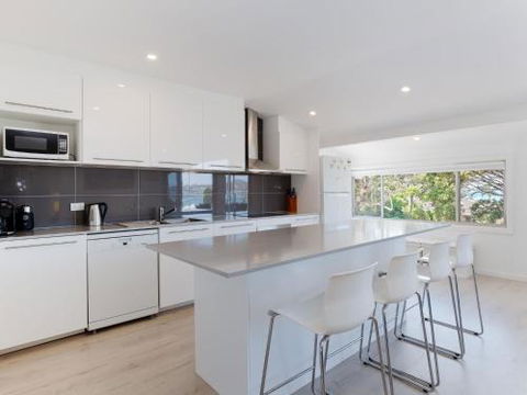 Blue Waters 7 Cook St. Pet Friendly & Water Views - Accommodation Cairns 6