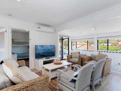 Blue Waters 7 Cook St. Pet Friendly & Water Views - Accommodation Cairns 1