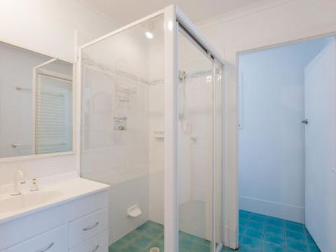 Blue Waters 7 Cook St. Pet Friendly & Water Views - Accommodation Cairns 5