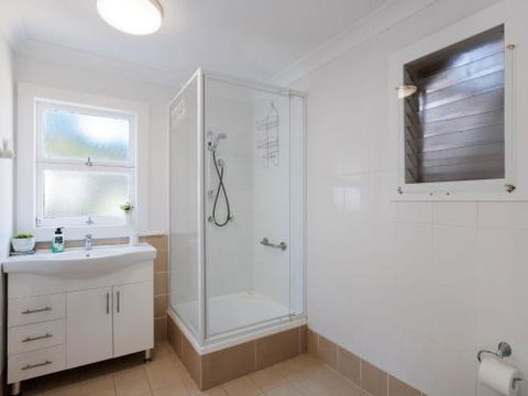 Blue Waters 7 Cook St. Pet Friendly & Water Views - Accommodation Cairns 3