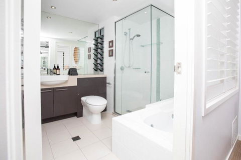 BY THE SEA SHORE STUNNING UNIT POOL SPA WIFI. - Accommodation Cairns 2
