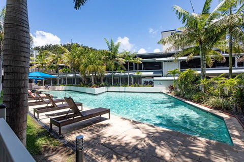 BY THE SEA SHORE STUNNING UNIT POOL SPA WIFI. - Accommodation Cairns 3
