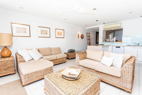 BY THE SEA SHORE STUNNING UNIT POOL SPA WIFI. - Accommodation Cairns 5