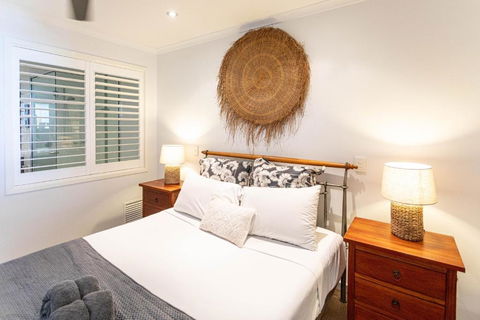 BY THE SEA SHORE STUNNING UNIT POOL SPA WIFI. - Accommodation Cairns 4