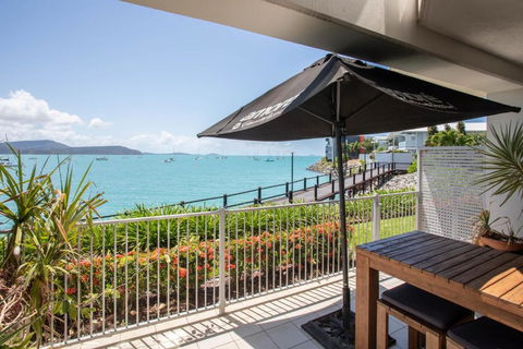 BY THE SEA SHORE STUNNING UNIT POOL SPA WIFI. - Accommodation Cairns 1