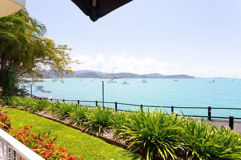 BY THE SEA SHORE STUNNING UNIT POOL SPA WIFI. - Accommodation Cairns 6