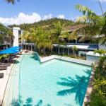 BY THE SEA SHORE STUNNING UNIT POOL SPA WIFI. - Accommodation Cairns 0