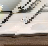 Contemporary 1BR Apartment - Near the City - Accommodation Cairns