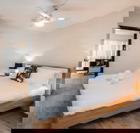 Modern 1 Bedroom Apartment Near the River and the City - Accommodation Cairns