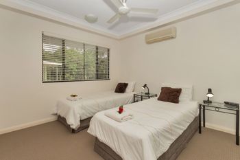 Oceansprey Beachfront Apartments - Accommodation Cairns 3
