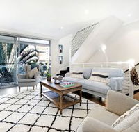 Broabdeach Sleek  Stylish Living - Accommodation Cairns