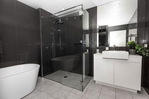 Trendy Self Contained City Apartment - Accommodation Cairns 5