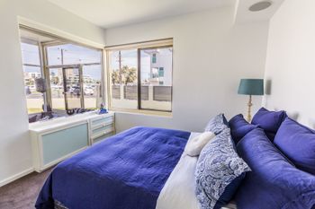 Serene Marinafront 3BR Retreat - Accommodation Cairns 1