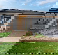 Resortstyle 4BR House With Parkingwerribee - Accommodation Cairns