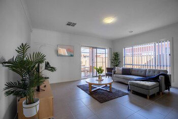 Big Family Fun@ 4 Bedrooms House In Point Cook - Accommodation Cairns 0