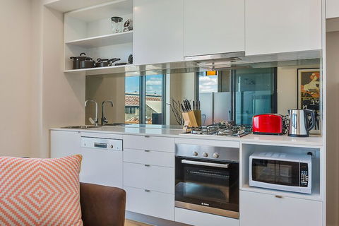 BRUNSWICK Stylish Space With Parking + Netflix - Accommodation Cairns 6