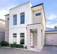 Modern Seaside Sanctuary - Accommodation Cairns