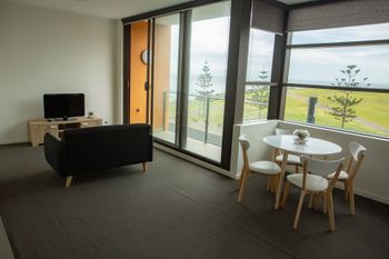 Watt Street 1 BR Apartment W Ocean Views - Accommodation Cairns 0