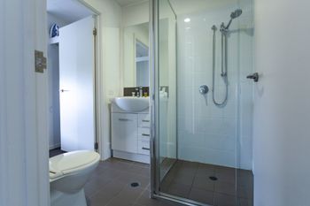 Watt Street 1 BR Apartment W Ocean Views - Accommodation Cairns 2