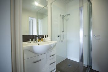 Watt Street 1 BR Apartment W Ocean Views - Accommodation Cairns 1