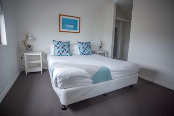 Watt Street 1 BR Apartment W Ocean Views - Accommodation Cairns 3