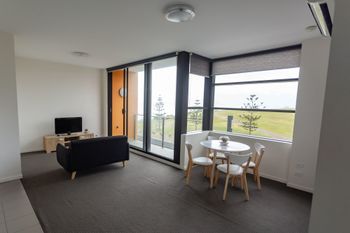 Watt Street 1 BR Apartment W Ocean Views - Accommodation Cairns 4