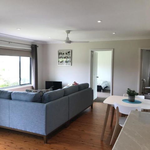 WAVES At MOLLYMOOK - Accommodation Cairns 2