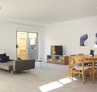 Spacious  Bright 1 Bedroom Apartment - Accommodation Cairns
