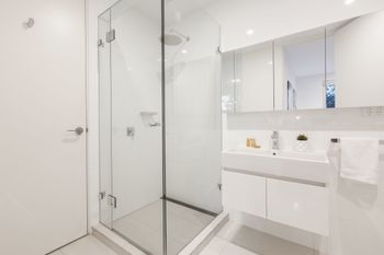 Iris Apartments By Ready Set Host - Accommodation Cairns 6