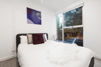 Iris Apartments By Ready Set Host - Accommodation Cairns 5