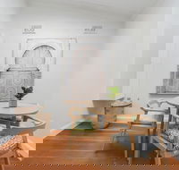 HomeHotel LuxuryHome 500m Crows Nest Shops - Accommodation Cairns