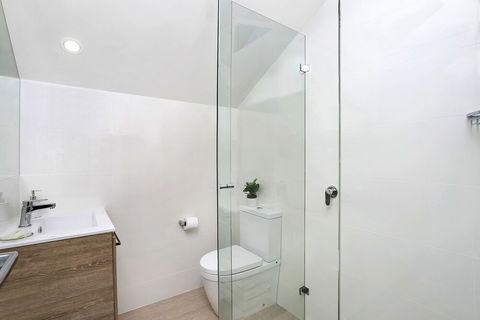 Private Garden Apartment Minutes Walk To Station NBN01 - Accommodation Cairns 3